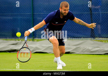 Surrey, Großbritannien. 4. Juni 2018. Dan Evans von Großbritannien in Aktion gegen Edward Corrie von Großbritannien. Fuzion anzeigen 100 Surbiton Trophy 2018 Tennis Event, Tag 3 Am Surbiton Racket- und Fitness Club in Surbiton, Surrey am Montag, den 4. Juni 2018. Dieses Bild dürfen nur für redaktionelle Zwecke verwendet werden. Redaktionelle Verwendung nur, pic von Steffan Bowen/Andrew Orchard sport Fotografie/Alamy leben Nachrichten Stockfoto