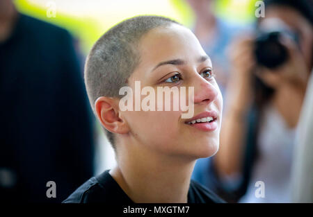 Florida, USA. 4. Juni 2018. Emma Gonzalez spricht für die Mitglieder der Medien auf einer Pressekonferenz in der Parklandschaft Amphitheater Montag, 4. Juni 2018. Die nächste Phase für Parkland schießen Überlebenden wird eine 20-zwei-monatigen Sommer Tour junge Wähler zu registrieren und Waffenrecht änderungen fördern werden. Die tour ''March für unser Leben: Straße zu Ändern'' genannt, und beginnt Freitag, den 15. Juni in Chicago, war es auf der Pressekonferenz angekündigt. Quelle: Bruce R. Bennett/der Palm Beach Post/ZUMA Draht/Alamy leben Nachrichten Stockfoto