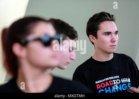 Florida, USA. 4. Juni 2018. Parkland Studierende, darunter David Hogg (rechts), sprechen Sie mit den Mitgliedern der Medien auf einer Pressekonferenz in der Parklandschaft Amphitheater Montag, 4. Juni 2018. Die nächste Phase für Parkland schießen Überlebenden wird eine 20-zwei-monatigen Sommer Tour junge Wähler zu registrieren und Waffenrecht änderungen fördern werden. Die tour ''March für unser Leben: Straße zu Ändern'' genannt, und beginnt Freitag, den 15. Juni in Chicago, war es auf der Pressekonferenz angekündigt. Quelle: Bruce R. Bennett/der Palm Beach Post/ZUMA Draht/Alamy leben Nachrichten Stockfoto