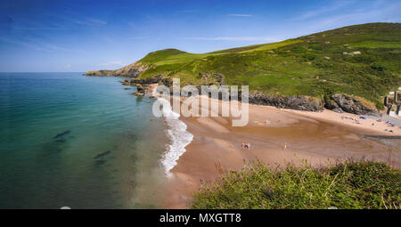 Llangrannog, West Wales, UK. Montag, 4. Juni 2018 Llangrannog West Wales UK UK Wetter Wer braucht, ins Ausland zu gehen, wenn sie dies vor der Haustür haben? # Llangrannog mit Saint Carannog Gründer von llangrannog halten ein Auge auf Kredit: Andrew chittock/Alamy leben Nachrichten Stockfoto