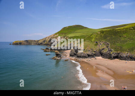 Llangrannog, West Wales, UK. Montag, 4. Juni 2018 Llangrannog West Wales UK UK Wetter Wer braucht, ins Ausland zu gehen, wenn sie dies vor der Haustür haben? # Llangrannog mit Saint Carannog Gründer von llangrannog halten ein Auge auf Kredit: Andrew chittock/Alamy leben Nachrichten Stockfoto