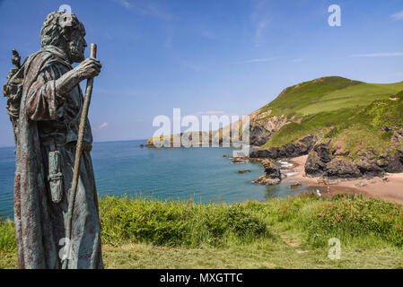 Llangrannog, West Wales, UK. Montag, 4. Juni 2018 Llangrannog West Wales UK UK Wetter Wer braucht, ins Ausland zu gehen, wenn sie dies vor der Haustür haben? # Llangrannog mit Saint Carannog Gründer von llangrannog halten ein Auge auf Kredit: Andrew chittock/Alamy leben Nachrichten Stockfoto