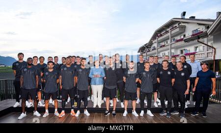 03.06.2018, Hotel Weinegg, Appiano/Eppan, ITA, die deutsche Bundeskanzlerin Angela Merkel besuchen Sie das Team Hotel an der DFB-Nationalmannschaft im Bild Bundeskanzlerin Angela Merkel das Team Hotel des DFB-Nationalmannschaft besuchen, hier Dr.Ing. Angela Merkel mit DFB-Team DFB Fotopool, einschließlich Joachim Low/Loew (Head Coach Deutschland/GER), Joshua Kimmich (Deutschland/GER #18), Mats Hummels (Deutschland/GER #05), Manuel Neuer (Deutschland/GER #01), Sami Khedira (Deutschland/GER #06), Mesut Oezil Ozil/(Deutschland/GER #10), Ilkay Gundogan/Guendogan (Deutschland/GER Nr. 21), Foto © nordphoto/Ewert Stockfoto