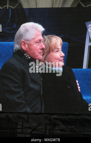 *** Foto *** Bill Clinton hat nicht zu Monica Lewinsky und Ansprüche entschuldigt hat das Richtige getan: Verbleib im Amt. New York, NY - 1. Januar: (L-R) ehemaliger Präsident Bill Clinton und die ehemalige Außenministerin Hillary Clinton bei der Amtseinführung von New York City Bürgermeister Bill De Blasio über Video Monitor im Rathaus statt, am 1. Januar 2014 in New York City. Foto: MPI 43/MediaPunch Inc. Stockfoto