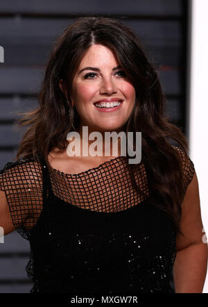 *** Foto *** Bill Clinton hat nicht zu Monica Lewinsky und Ansprüche entschuldigt hat das Richtige getan: Verbleib im Amt. BEVERLY HILLS - 26. Februar: Monica Lewinsky besucht die Vanity Fair Oscar Party 2017 Am 26. Februar 2017 in Beverly Hills, Kalifornien. Credit: MPI 99/MediaPunch Stockfoto