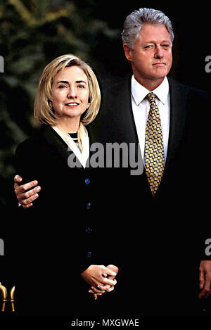 *** Foto *** Bill Clinton hat nicht zu Monica Lewinsky und Ansprüche entschuldigt hat das Richtige getan: Verbleib im Amt. Washington DC., USA, November 5, 1996 Präsident William Clinton und First Lady Hillary Clinton an der Wiederwahl Feier zusammen im Rosengarten des Weißen Hauses. Credit: Mark Reinstein/MediaPunch Stockfoto