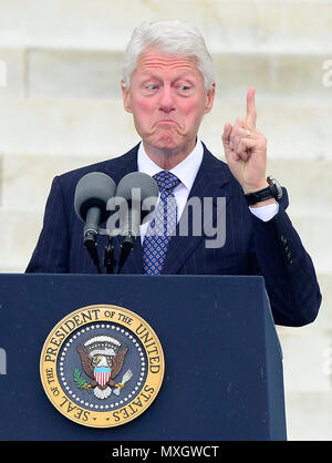 *** Foto *** Bill Clinton hat nicht zu Monica Lewinsky und Ansprüche entschuldigt hat das Richtige getan: Verbleib im Amt. Ehemalige Präsidenten der Vereinigten Staaten Bill Clinton macht Bemerkungen auf der Freiheit Ringzeremonie lassen auf den Stufen des Lincoln Memorial zum 50. Jahrestag der Marsch auf Washington für Jobs und Freiheit zu gedenken. Credit: Ron Sachs/CNP/MediaPunch Stockfoto