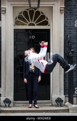 London, Großbritannien. 4. Juni 2018. Dominick Cunningham, einem Britischen künstlerische Gymnast, der ein Team Gold bei den Commonwealth Games 2018 gewann, führt einen Back-flip vor Tracey Crouch MP, Parlamentarischer Staatssekretär für Sport, Tourismus und kulturelles Erbe, außerhalb 10 Downing Street. Credit: Mark Kerrison/Alamy leben Nachrichten Stockfoto