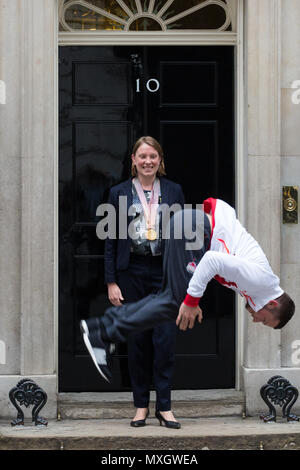 London, Großbritannien. 4. Juni 2018. Dominick Cunningham, einem Britischen künstlerische Gymnast, der ein Team Gold bei den Commonwealth Games 2018 gewann, führt einen Back-flip vor Tracey Crouch MP, Parlamentarischer Staatssekretär für Sport, Tourismus und kulturelles Erbe, außerhalb 10 Downing Street. Credit: Mark Kerrison/Alamy leben Nachrichten Stockfoto