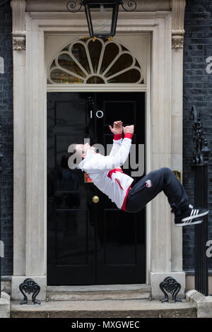 London, Großbritannien. 4. Juni 2018. Dominick Cunningham, einem Britischen künstlerische Gymnast, der ein Team Gold bei den Commonwealth Games 2018 gewann, führt einen Back-flip vor Downing Street 10. Credit: Mark Kerrison/Alamy leben Nachrichten Stockfoto