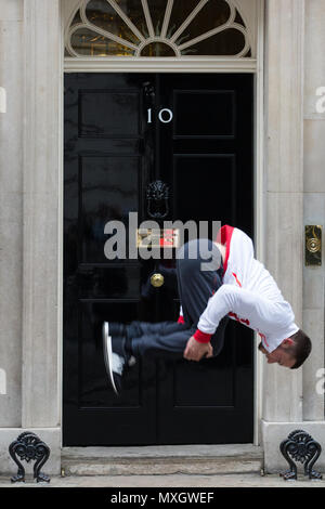 London, Großbritannien. 4. Juni 2018. Dominick Cunningham, einem Britischen künstlerische Gymnast, der ein Team Gold bei den Commonwealth Games 2018 gewann, führt einen Back-flip vor Downing Street 10. Credit: Mark Kerrison/Alamy leben Nachrichten Stockfoto