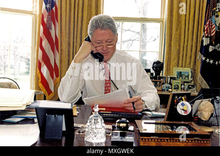 *** Foto *** Bill Clinton hat nicht zu Monica Lewinsky und Ansprüche entschuldigt hat das Richtige getan: Verbleib im Amt. Präsidenten der Vereinigten Staaten Bill Clinton spricht am Telefon, um Präsident Boris Jelzin Russlands aus dem Oval Office des Weißen Hauses in Washington, DC am 27. Februar 1997. Obligatorische Credit: Ralph Alswang/White House über CNP/MediaPunch Stockfoto