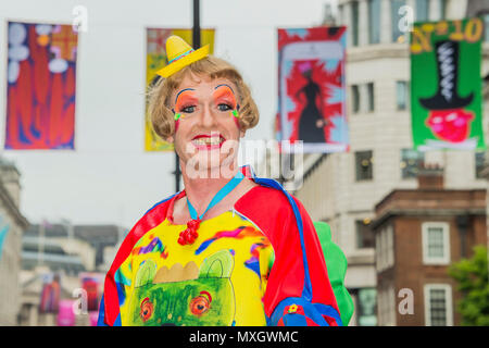 London, Großbritannien. 4. Juni 2018. Royal Academician Grayson Perry mit seiner street Flaggen in Piccadilly, London's West End Credit: Guy Bell/Alamy leben Nachrichten Stockfoto