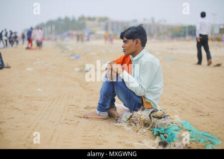 Mumbai, Indien. 3. Juni 2018. 03 Juni 2018, Juhu Beach - Mumbai: Indien. Haufen aus Kunststoff liegen am Juhu Beach, einem beliebten Treffpunkt in Mumbai angehäuft. Jeden Tag Tonnen Kunststoffabfälle wird an Land vom Arabischen Meer gewaschen. Unser Planet in Kunststoff Verschmutzung ertrinken. Heute haben wir etwa 300 Millionen Tonnen Plastik jedes Jahr produzieren. Das ist Fast entspricht dem Gewicht der gesamten menschlichen Bevölkerung. Nur 9% aller Kunststoffabfälle überhaupt produziert hat aufbereitet worden. Ungefähr 12% wurde verbrannt wurden, während der Rest - 79 % - in Deponien, Müllhalden oder die natürliche Umwelt angesammelt hat Stockfoto