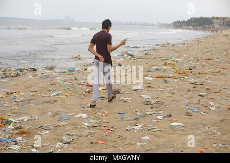 Mumbai, Indien. 3. Juni 2018. 03 Juni 2018, Juhu Beach - Mumbai: Indien. Haufen aus Kunststoff liegen am Juhu Beach, einem beliebten Treffpunkt in Mumbai angehäuft. Jeden Tag Tonnen Kunststoffabfälle wird an Land vom Arabischen Meer gewaschen. Unser Planet in Kunststoff Verschmutzung ertrinken. Heute haben wir etwa 300 Millionen Tonnen Plastik jedes Jahr produzieren. Das ist Fast entspricht dem Gewicht der gesamten menschlichen Bevölkerung. Nur 9% aller Kunststoffabfälle überhaupt produziert hat aufbereitet worden. Ungefähr 12% wurde verbrannt wurden, während der Rest - 79 % - in Deponien, Müllhalden oder die natürliche Umwelt angesammelt hat Stockfoto