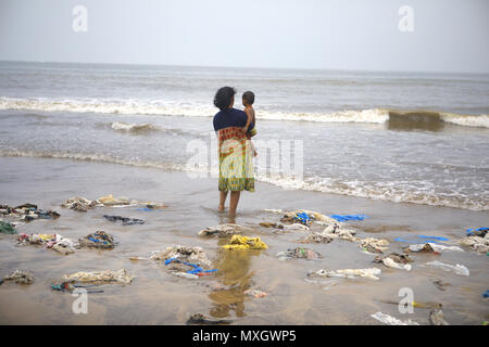 Mumbai, Indien. 3. Juni 2018. 03 Juni 2018, Juhu Beach - Mumbai: Indien. Haufen aus Kunststoff liegen am Juhu Beach, einem beliebten Treffpunkt in Mumbai angehäuft. Jeden Tag Tonnen Kunststoffabfälle wird an Land vom Arabischen Meer gewaschen. Unser Planet in Kunststoff Verschmutzung ertrinken. Heute haben wir etwa 300 Millionen Tonnen Plastik jedes Jahr produzieren. Das ist Fast entspricht dem Gewicht der gesamten menschlichen Bevölkerung. Nur 9% aller Kunststoffabfälle überhaupt produziert hat aufbereitet worden. Ungefähr 12% wurde verbrannt wurden, während der Rest - 79 % - in Deponien, Müllhalden oder die natürliche Umwelt angesammelt hat Stockfoto