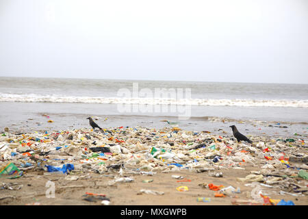 Mumbai, Indien. 3. Juni 2018. 03 Juni 2018, Juhu Beach - Mumbai: Indien. Haufen aus Kunststoff liegen am Juhu Beach, einem beliebten Treffpunkt in Mumbai angehäuft. Jeden Tag Tonnen Kunststoffabfälle wird an Land vom Arabischen Meer gewaschen. Unser Planet in Kunststoff Verschmutzung ertrinken. Heute haben wir etwa 300 Millionen Tonnen Plastik jedes Jahr produzieren. Das ist Fast entspricht dem Gewicht der gesamten menschlichen Bevölkerung. Nur 9% aller Kunststoffabfälle überhaupt produziert hat aufbereitet worden. Ungefähr 12% wurde verbrannt wurden, während der Rest - 79 % - in Deponien, Müllhalden oder die natürliche Umwelt angesammelt hat Stockfoto