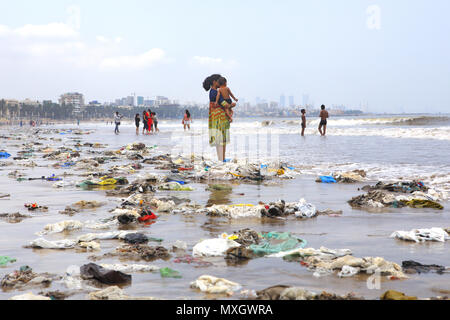 Mumbai, Indien. 3. Juni 2018. 03 Juni 2018, Juhu Beach - Mumbai: Indien. Haufen aus Kunststoff liegen am Juhu Beach, einem beliebten Treffpunkt in Mumbai angehäuft. Jeden Tag Tonnen Kunststoffabfälle wird an Land vom Arabischen Meer gewaschen. Unser Planet in Kunststoff Verschmutzung ertrinken. Heute haben wir etwa 300 Millionen Tonnen Plastik jedes Jahr produzieren. Das ist Fast entspricht dem Gewicht der gesamten menschlichen Bevölkerung. Nur 9% aller Kunststoffabfälle überhaupt produziert hat aufbereitet worden. Ungefähr 12% wurde verbrannt wurden, während der Rest - 79 % - in Deponien, Müllhalden oder die natürliche Umwelt angesammelt hat Stockfoto