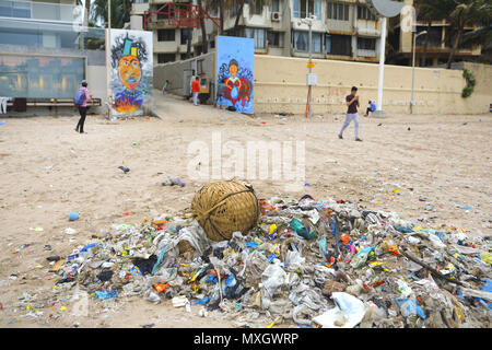 Mumbai, Indien. 3. Juni 2018. 03 Juni 2018, Juhu Beach - Mumbai: Indien. Haufen aus Kunststoff liegen am Juhu Beach, einem beliebten Treffpunkt in Mumbai angehäuft. Jeden Tag Tonnen Kunststoffabfälle wird an Land vom Arabischen Meer gewaschen. Unser Planet in Kunststoff Verschmutzung ertrinken. Heute haben wir etwa 300 Millionen Tonnen Plastik jedes Jahr produzieren. Das ist Fast entspricht dem Gewicht der gesamten menschlichen Bevölkerung. Nur 9% aller Kunststoffabfälle überhaupt produziert hat aufbereitet worden. Ungefähr 12% wurde verbrannt wurden, während der Rest - 79 % - in Deponien, Müllhalden oder die natürliche Umwelt angesammelt hat Stockfoto