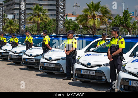 Barcelona, Spanien. 4. Juni 2018. Neue Fahrzeuge der städtischen Garde von Barcelona sind mit ihrer Polizei gesehen. Mit der Anwesenheit von Bürgermeister Ada Colau und die Sicherheit Kommissar Amadeu Recasens, die Präsentation der neuen Patrol Fahrzeugflotte der Guardia Urbana de Barcelona Polizei hat stattgefunden. Die Investition betrug 12,6 Millionen Euro. Die neuen Fahrzeuge mit einem Hybrid System ermöglichen eine Einsparung von 608 Euro pro Fahrzeug pro Jahr. Diese neuen Autos sind mit neuen Kommunikationstechniken und Kameras mit Kennzeichenerkennung ausgestattet. Stockfoto