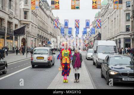 West End, London, UK. 4. Juni 2018. Royal Akademiker Grayson Perry und Rose Wylie erscheinen für fotoshooting vor Joe Tilson Flaggen auf der Regent Street. Der RA feiert sein 250-jähriges Sommer Ausstellung durch Verschütten auf die Straßen von London's West End, wo königliche Akademiker Grayson Perry, Joe Tilson, Rose Wylie und Cornelia Parker Bond St, Piccadilly und Regent, Regent St St St James's mit einer Installation von über 200 Flaggen dekoriert haben. Credit: Malcolm Park/Alamy Leben Nachrichten. Stockfoto