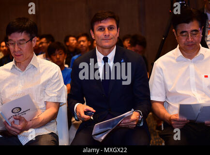 Juni 4, 2018 - Shenyan, Shenyan, China - Shenyang, China, 3. Juni 2018: Der ehemalige Fußball-Spieler Javier Zanetti und Li Jinyu nehmen an der einer Zeremonie von Inter Academy in Shenyang Shenyang, Provinz Liaoning im Nordosten Chinas. (Bild: © SIPA Asien über ZUMA Draht) Stockfoto