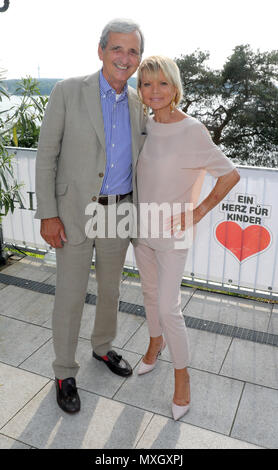 04 Juni 2018, Deutschland, Berlin: Schauspielerin Uschi Glas und Ehemann Dieter Hermann anreisen von BILD hilft e.V. Sommerfest "Ein Herz für Kinder". Foto: Jörg Carstensen/dpa Stockfoto