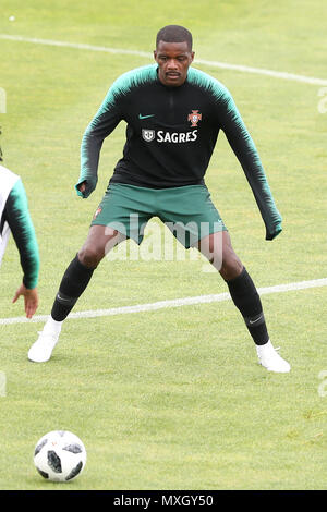 Lissabon, Portugal. 4. Juni 2018. Portugals Mittelfeldspieler William Carvalho in Aktion während einer Schulung in der Cidade do Futebol (Fußball Stadt) Trainingslager in Oeiras, Stadtrand von Lissabon, am 4. Juni 2018, im Vorfeld der FIFA WM Russland 2018 Vorbereitung Spiel gegen Algerien. Credit: Pedro Fiuza/ZUMA Draht/Alamy leben Nachrichten Stockfoto