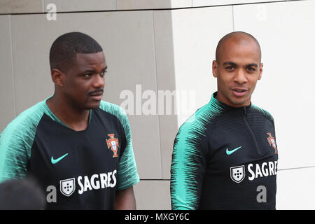 Lissabon, Portugal. 4. Juni 2018. Portugals Mittelfeldspieler William Carvalho (L) und Mittelfeldspieler Joao Mario während einer Schulung in der Cidade do Futebol (Fußball Stadt) Trainingslager in Oeiras, Stadtrand von Lissabon, am 4. Juni 2018, im Vorfeld der FIFA WM Russland 2018 Vorbereitung Spiel gegen Algerien. Credit: Pedro Fiuza/ZUMA Draht/Alamy leben Nachrichten Stockfoto