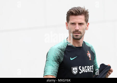 Lissabon, Portugal. 4. Juni 2018. Portugals Mittelfeldspieler Adrien Silva während einer Schulung in der Cidade do Futebol (Fußball Stadt) Trainingslager in Oeiras, Stadtrand von Lissabon, am 4. Juni 2018, im Vorfeld der FIFA WM Russland 2018 Vorbereitung Spiel gegen Algerien. Credit: Pedro Fiuza/ZUMA Draht/Alamy leben Nachrichten Stockfoto