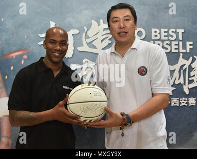 Juni 3, 2018 - Xi'An, Xi'an, China - Xi'an, China, 3. Juni 2018: Amerikanische ehemalige professioneller Basketballspieler Stephon Marbury zahlt sich ein Besuch in Xi'an, Provinz Shaanxi im Nordwesten Chinas. (Bild: © SIPA Asien über ZUMA Draht) Stockfoto