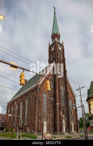 Toledo, Ohio, USA. Juni 4, 2018: Der Heilige Antonius Kirche auf Nebraska Ave in Toledo Ohio hielt seine erste heilige Messe, 4. März 1894 und diente der Gemeinschaft bis 2005. Die Kirche ist für den Abriss Juni 2018 geplant. Die Diözese wird im Prozess der Einholung der erforderlichen Genehmigungen. Quelle: David Gaunt/Alamy leben Nachrichten Stockfoto