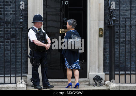 London, Großbritannien. 4. Juni 2018. Führer von einigen der größten Unternehmen im Vereinigten Königreich kommen in Downing Street 10 für ein Business Advisory Council Meeting, während der Premierminister Theresa May und Minister der Regierung erwartet wird, dass sie zur Verfügung zu stellen mit einem bezüglich Brexit Gespräche zu aktualisieren. Credit: Mark Kerrison/Alamy leben Nachrichten Stockfoto