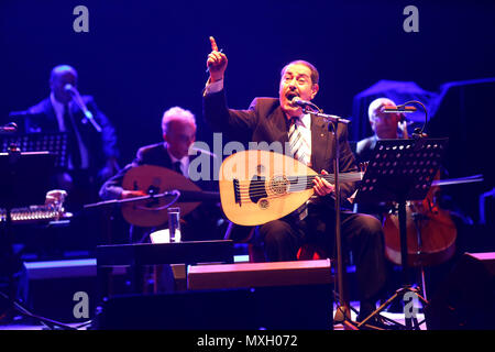 Beirut, Libanon. 4. Juni 2018. Tunesische Sängerin Lutfi Bouchnak (C) führt während der Beiruter Frühling Festival in Beirut, Libanon 2018, am 4. Juni 2018. Lutfi Bouchnak gilt als einer der besten Tenöre im Nahen Osten, in Afrika und der arabischen Welt und hat als Tunesien "Pavarotti" betitelt worden. Credit: Bilal Jawich/Xinhua/Alamy leben Nachrichten Stockfoto