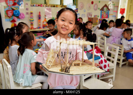 Shijiazhuan, Shijiazhuan, China. 4. Juni 2018. Shijiazhuang, China, 4. Juni 2018: Kinder basteln mit Recyclingmaterial in einem Kindergarten in Shijiazhuang, nördlich der chinesischen Provinz Hebei, Kennzeichnung, Tag der Umwelt, die am 5. Juni jedes Jahr fällt. Credit: SIPA Asien/ZUMA Draht/Alamy leben Nachrichten Stockfoto