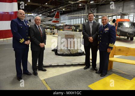 Cmdr. James Landreau, Cmdr. John whiddon (Ret.), Tom Koniag Panamaroff, Inc., und Kapitän Mark Morin, Air Station Kodiak kommandierenden Offizier, präsentieren die Coast Guard 1473 Memorial während der 30. Jahrestag Gedenkveranstaltung zu Ehren die Crew der Küstenwache 1473 an Air Station Kodiak Nov. 2, 2016 Das Denkmal am engen Kap auf der Kodiak Insel platziert werden, mit Blick auf die Insel Ugak. Die US-amerikanischen Coast Guard Foto von Petty Officer 1st Class Kelly Parker. Stockfoto