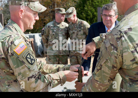 Verteidigungsminister Ash erhält Anweisung zur Montage Gebühren für einen Abriss Übung auf Ft. Lenard Holz, Calif., Nov. 2, 2016. (DoD Foto von Armee Sgt. Amber I. Smith) Stockfoto