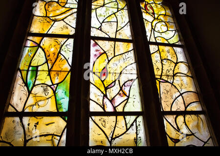 Detail eines der beiden goldenen Fenster von Marc Chagall in Tudeley Kirche, Kent, England Stockfoto