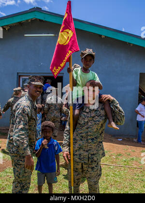 Us-Marines Sgt. Wesley Davison, Radio Operator mit Sitz Platoon, und Cpl. Matthew Miller, Bekämpfung der Ingenieur mit Combat Engineer Platoon, Task Force Koa Moana 16-4, Kinder im Kindergarten, die Sie in Port Vila, Vanuatu, Nov. 1, 2016 renoviert. Bei der Abschlussfeier, task force Führung und Führungskräfte in Vanuatu Polizei danken einander für ihre harte Arbeit, Ausbildung und Beteiligung während ihrer Zeit zusammen. (U.S. Marine Corps Foto von Lance Cpl. Quavaungh Zeiger/Freigegeben) Stockfoto