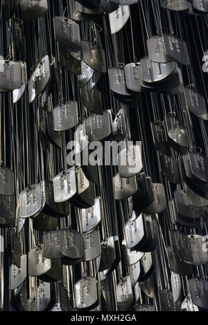 Chicago Anzeige von 58,307 Dog Tags mit den Namen aller US-Soldaten, die während des Vietnam Krieges getötet wurden. Stockfoto