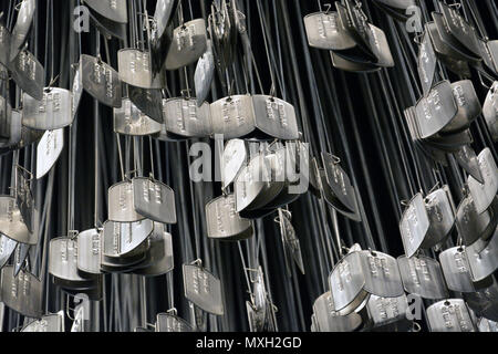 Chicago Anzeige von 58,307 Dog Tags mit den Namen aller US-Soldaten, die während des Vietnam Krieges getötet wurden. Stockfoto