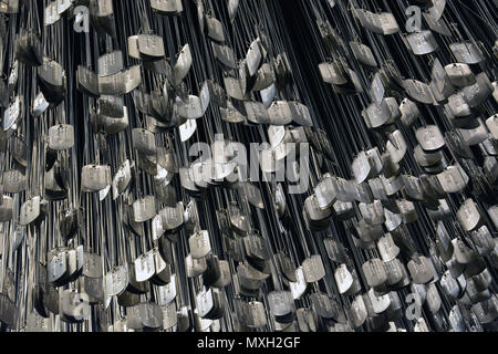 Chicago Anzeige von 58,307 Dog Tags mit den Namen aller US-Soldaten, die während des Vietnam Krieges getötet wurden. Stockfoto