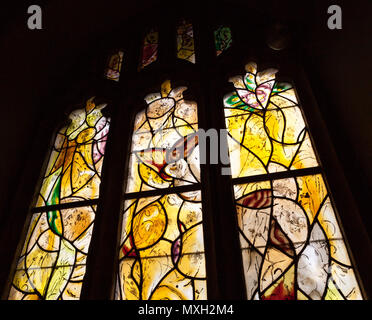 Freude und Hoffnung (erste von zwei goldenen Fenster) von Marc Chagall, Kirche von Tudeley, Kent, England Stockfoto