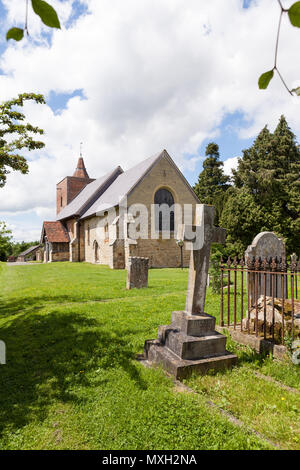 Tudeley Kirche Kent England nur eine von zwei Kirchen in der Welt deren Glasfenster von Chagall. Stockfoto