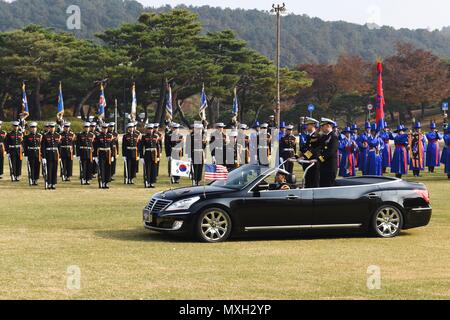 161103-N-WT GYERYONGDAE 427-113, Republik Korea (Nov. 3, 2016) der hinteren Adm. Brad Cooper, Commander, U.S. Naval Forces Korea (CNFK) Republik Korea (ROK) Leiter der Marineoperationen Adm. Ähm, Hyun gesungen, für einen Pass und Überprüfung der ROK-Segler und Ehre Parade während Cooper's besuchen. CNFK ist Vertreter der U.S. Navy in der ROK, der Leitung und der Kompetenz in der Marine Fragen der institutionellen und operativen Wirksamkeit zwischen den beiden Marinen zu verbessern und der kollektiven Sicherheit Bemühungen in Korea und der Region zu stärken. (U.S. Marine Foto von Petty Officer 2. Klasse Jermaine M. Rallif Stockfoto