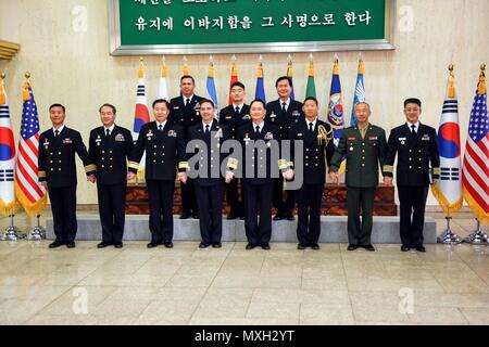 161103-N-WT GYERYONGDAE 427-211, Republik Korea (Nov. 3, 2016) (vom Zentrum) hinten Adm. Brad Cooper, Commander, U.S. Naval Forces Korea (CNFK) und der Republik Korea (ROK) Leiter der Marineoperationen Adm. Ähm, Hyun gesungen, für ein Gruppenfoto posieren. CNFK ist Vertreter der U.S. Navy in der ROK, der Leitung und der Kompetenz in der Marine Fragen der institutionellen und operativen Wirksamkeit zwischen den beiden Marinen zu verbessern und der kollektiven Sicherheit Bemühungen in Korea und der Region zu stärken. (U.S. Marine Foto von Petty Officer 2. Klasse Jermaine M. Ralliford) Stockfoto