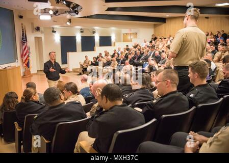 161101-N-bei 895-037 SUITLAND, Md (Nov. 1, 2016) Chef der Naval Operations (CNO) Adm. John Richardson hält alles - Hände Anruf und Touren zu den Einrichtungen im Büro der Naval Intelligence. (U.S. Marine Foto von Petty Officer 1st Class Nathan Laird/Freigegeben) Stockfoto