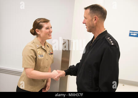 161101-N-bei 895-049 SUITLAND, Md (Nov. 1, 2016) Chef der Naval Operations (CNO) Adm. John Richardson hält alles - Hände Anruf und Touren zu den Einrichtungen im Büro der Naval Intelligence. (U.S. Marine Foto von Petty Officer 1st Class Nathan Laird/Freigegeben) Stockfoto