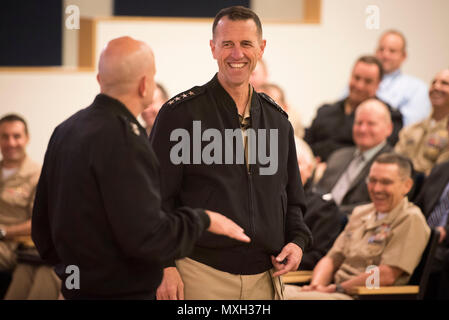 161102-N-bei 895-066 SUITLAND, Md (Nov. 2, 2016) Chef der Naval Operations (CNO) Adm. John Richardson Gespräche mit hinteren Adm. Robert D. Scharfe, Director, National Maritime Intelligence-Integration Büro, Commander, Büro der Naval Intelligence (ONI) während alles - Hände. (U.S. Marine Foto von Petty Officer 1st Class Nathan Laird/Freigegeben) Stockfoto