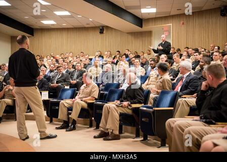 161101-N-bei 895-030 SUITLAND, Md (Nov. 1, 2016) Chef der Naval Operations (CNO) Adm. John Richardson hält alles - Hände Anruf und Touren zu den Einrichtungen im Büro der Naval Intelligence. (U.S. Marine Foto von Petty Officer 1st Class Nathan Laird/Freigegeben) Stockfoto